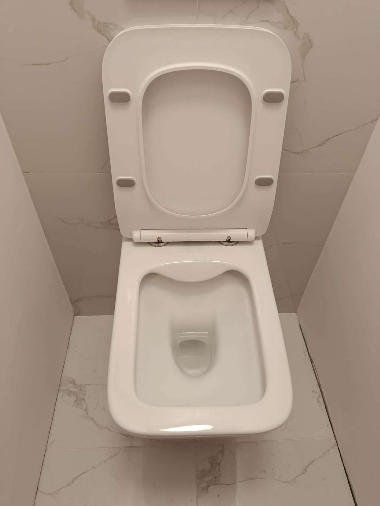 Makulátlan mosdókagyló és WC