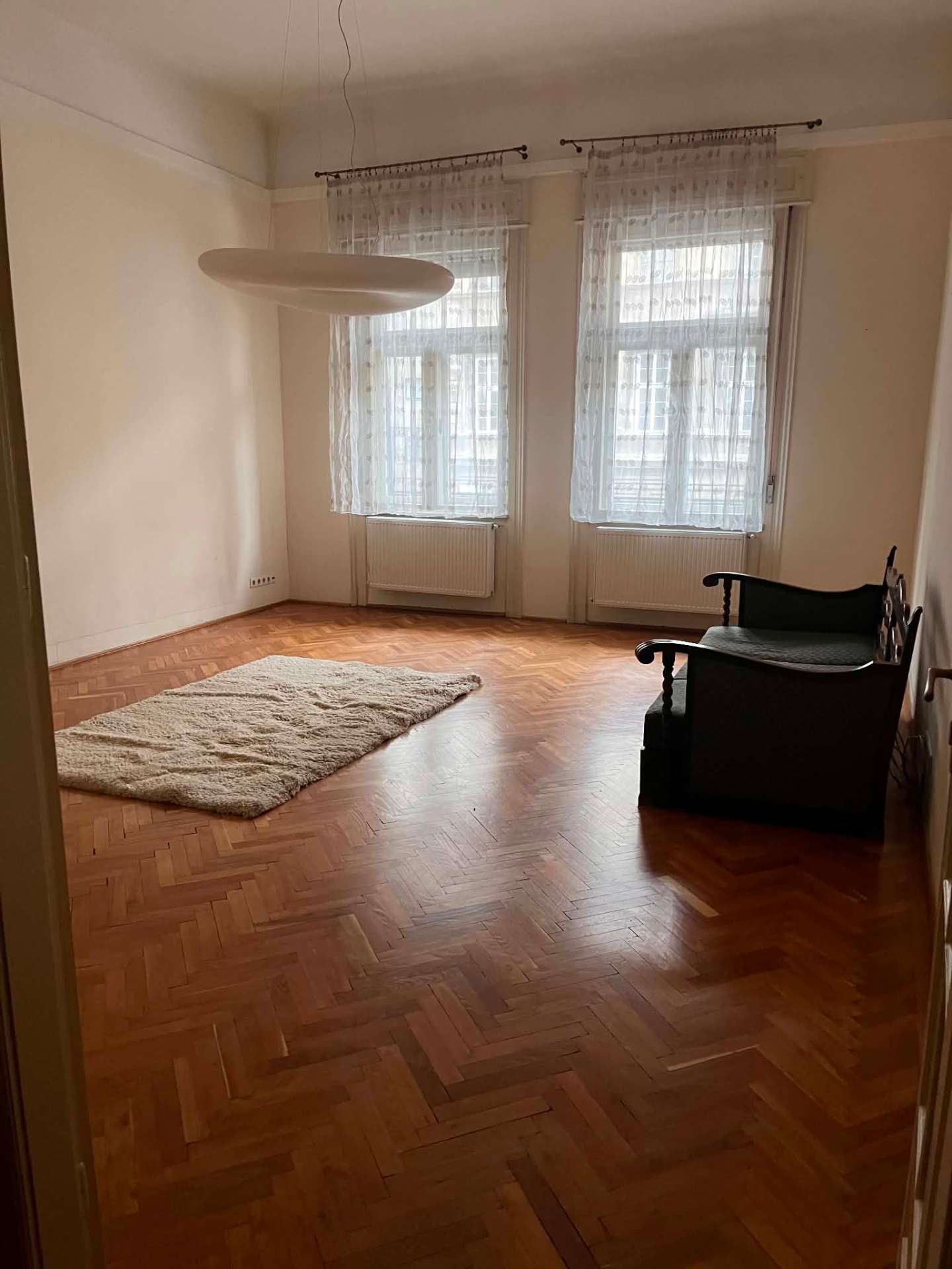 Kitakarított, levegős nappali parkettával