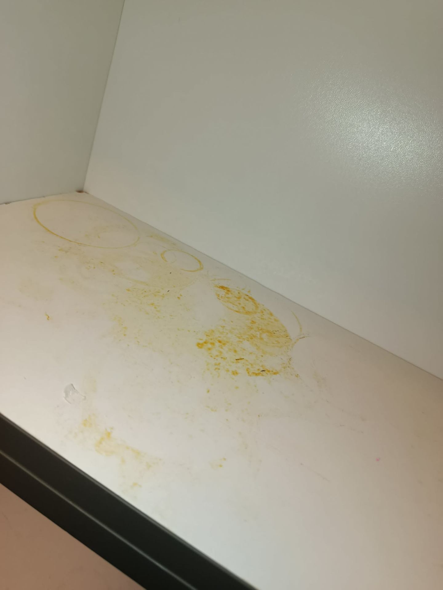 Szekrénypolc – ragacsos foltok – előtte
